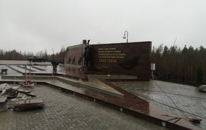 Мемориальный комплекс на площади, г. Губкинский (2019 г.)